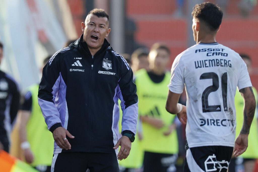 Almirón en el clásico ante la UC.