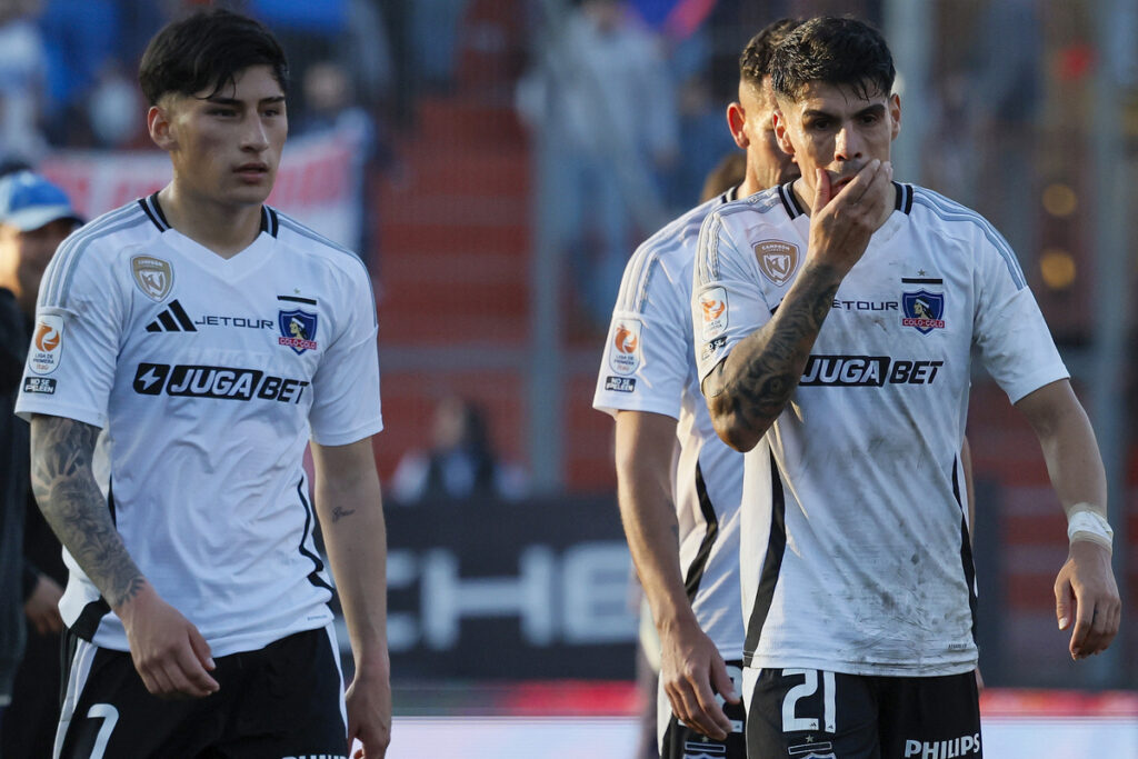 Jugadores de Colo-Colo lamentándose por derrota ante Universidad Católica.