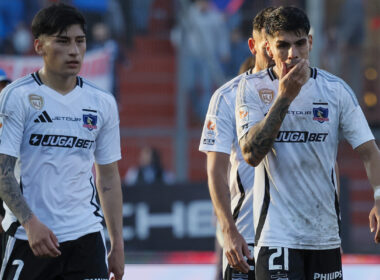 Jugadores de Colo-Colo lamentándose por derrota ante Universidad Católica.
