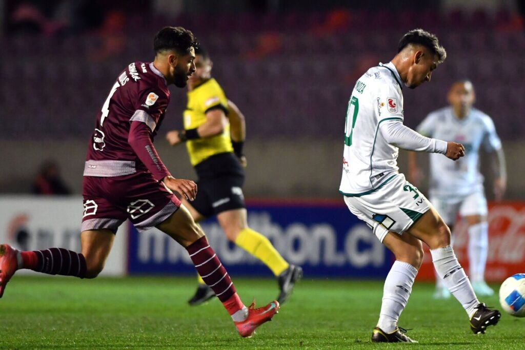 Jeyson Rojas jugando contra Wanderers.