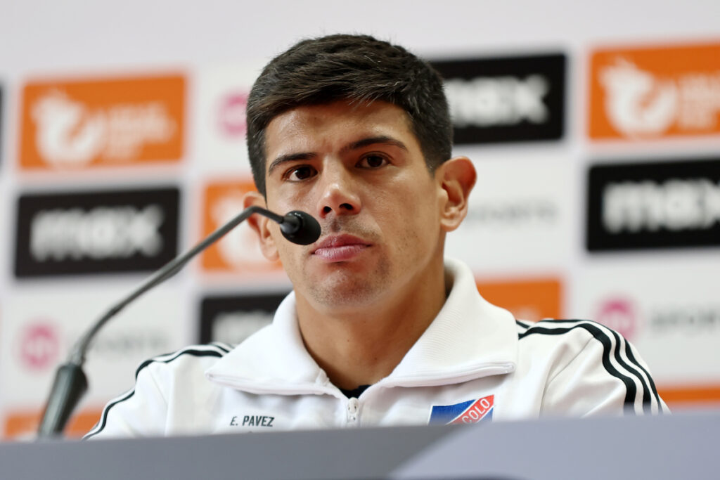 Primer plano de Esteban Pavez en la conferencia de prensa de capitanes previo al Superclásico.