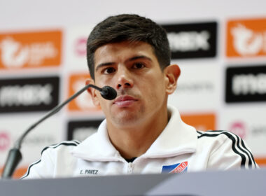 Primer plano de Esteban Pavez en la conferencia de prensa de capitanes previo al Superclásico.