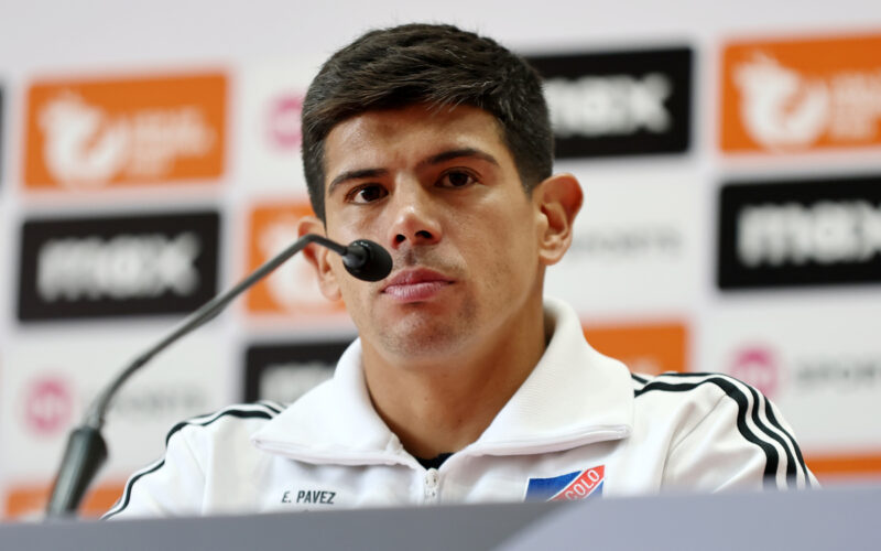 Primer plano de Esteban Pavez en la conferencia de prensa de capitanes previo al Superclásico.