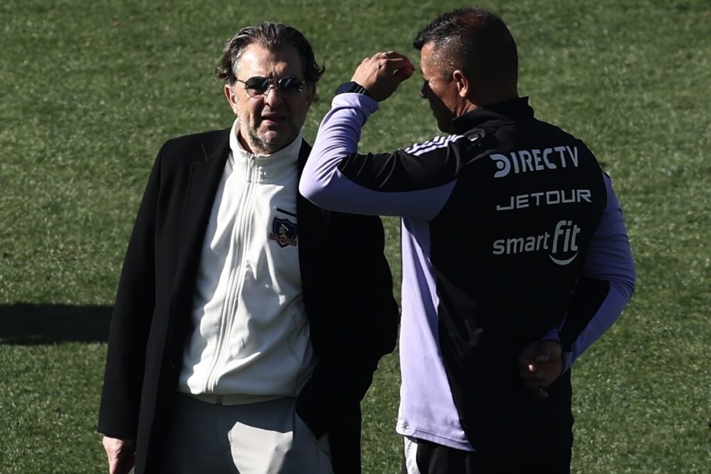 Aníbal Mosa y Jorge Almirón conversando en el Estadio Monumental.