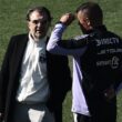 Aníbal Mosa y Jorge Almirón conversando en el Estadio Monumental.