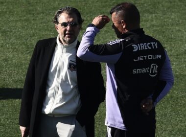 Aníbal Mosa y Jorge Almirón conversando en el Estadio Monumental.