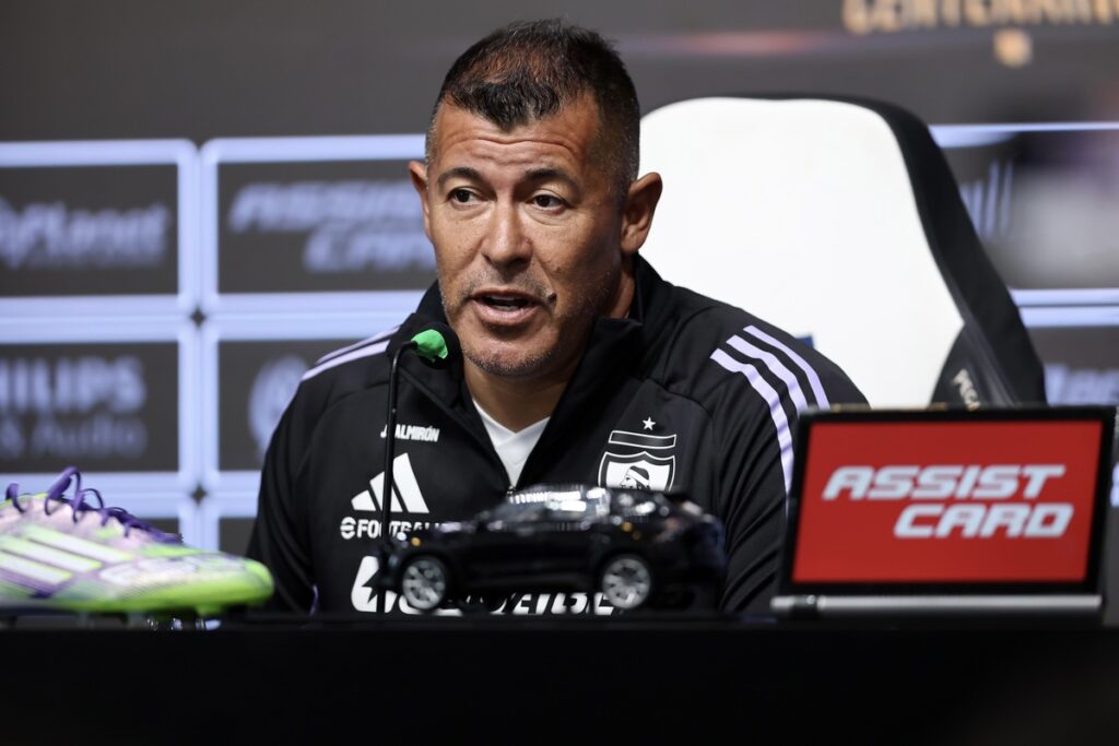 Almirón en conferencia de prensa.