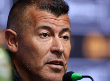 Primerísimo primer plano de Jorge Almirón durante una conferencia de prensa.