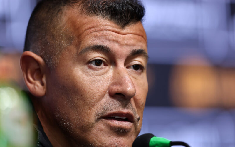 Primerísimo primer plano de Jorge Almirón durante una conferencia de prensa.