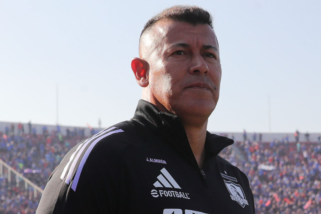 Primer plano de Jorge Almirón vistiendo indumentaria de Colo-Colo.