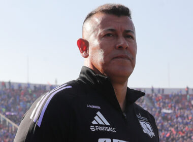 Primer plano de Jorge Almirón vistiendo indumentaria de Colo-Colo.