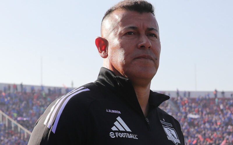 Primer plano de Jorge Almirón vistiendo indumentaria de Colo-Colo.