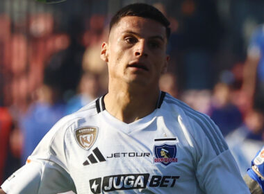 Primer plano de Lucas Cepeda vistiendo la camiseta de Colo-Colo durante el Superclásico frente a Universidad de Chile.