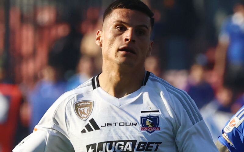 Primer plano de Lucas Cepeda vistiendo la camiseta de Colo-Colo durante el Superclásico frente a Universidad de Chile.