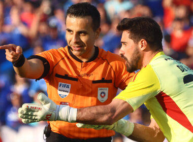 Piero Maza indicando un cobro ante el reclamo de Fernando de Paul durante el Superclásico entre Universidad de Chile y Colo-Colo.