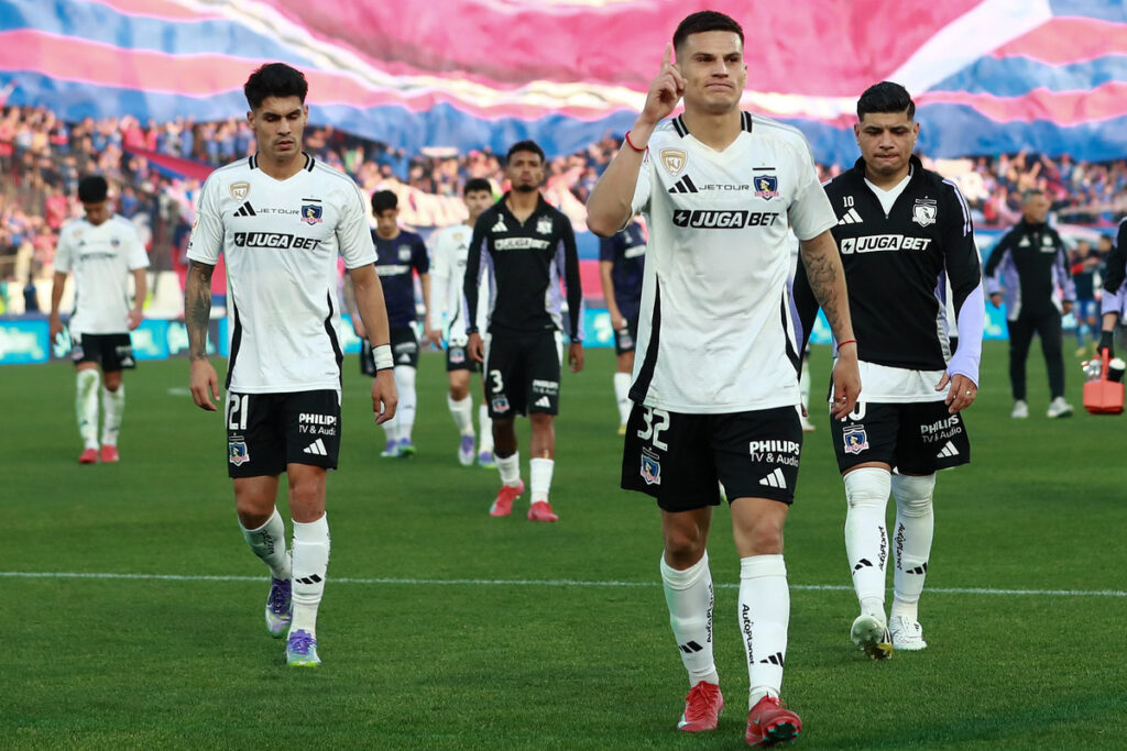 Jugadores de Colo-Colo abandonando la cancha del Estadio Nacional tras el término del partido ante Universidad de Chile.