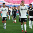 Jugadores de Colo-Colo abandonando la cancha del Estadio Nacional tras el término del partido ante Universidad de Chile.