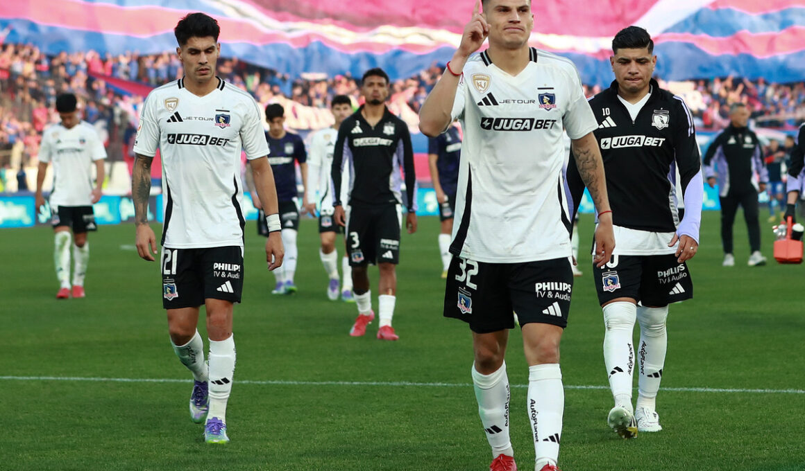 Jugadores de Colo-Colo abandonando la cancha del Estadio Nacional tras el término del partido ante Universidad de Chile.