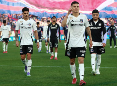 Jugadores de Colo-Colo abandonando la cancha del Estadio Nacional tras el término del partido ante Universidad de Chile.