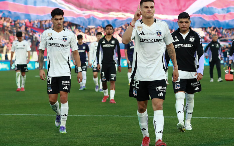 Jugadores de Colo-Colo abandonando la cancha del Estadio Nacional tras el término del partido ante Universidad de Chile.