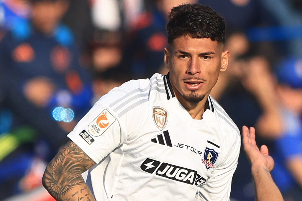 Primer plano de Alan Saldivia con la camiseta de Colo-Colo.