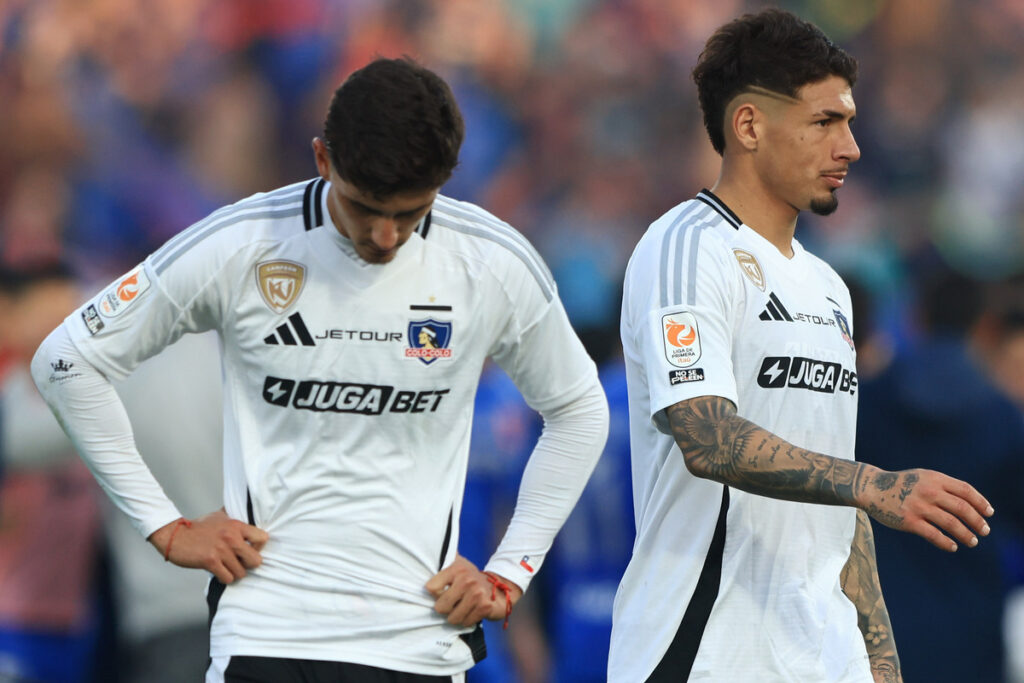 Bruno Gutiérrez y Alan Saldivia cabizbajos tras un partido de Colo-Colo.