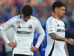 Bruno Gutiérrez y Alan Saldivia cabizbajos tras un partido de Colo-Colo.