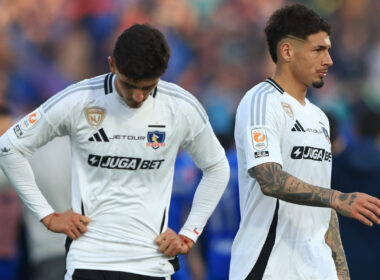 Bruno Gutiérrez y Alan Saldivia cabizbajos tras un partido de Colo-Colo.
