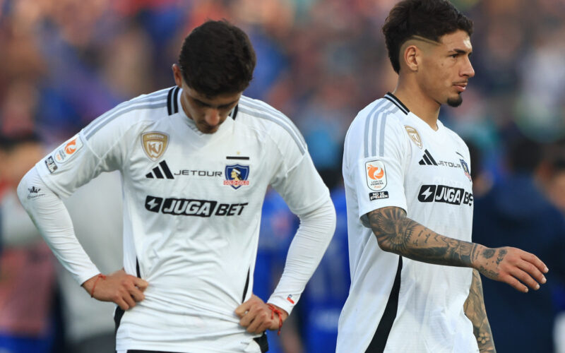Bruno Gutiérrez y Alan Saldivia cabizbajos tras un partido de Colo-Colo.