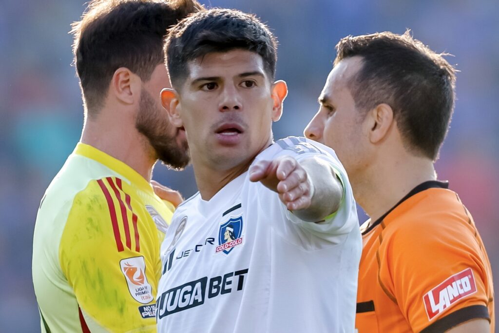 Esteban Pavez disputando el Superclásico. A sus espaldas, Fernando de Paul y Piero Maza.