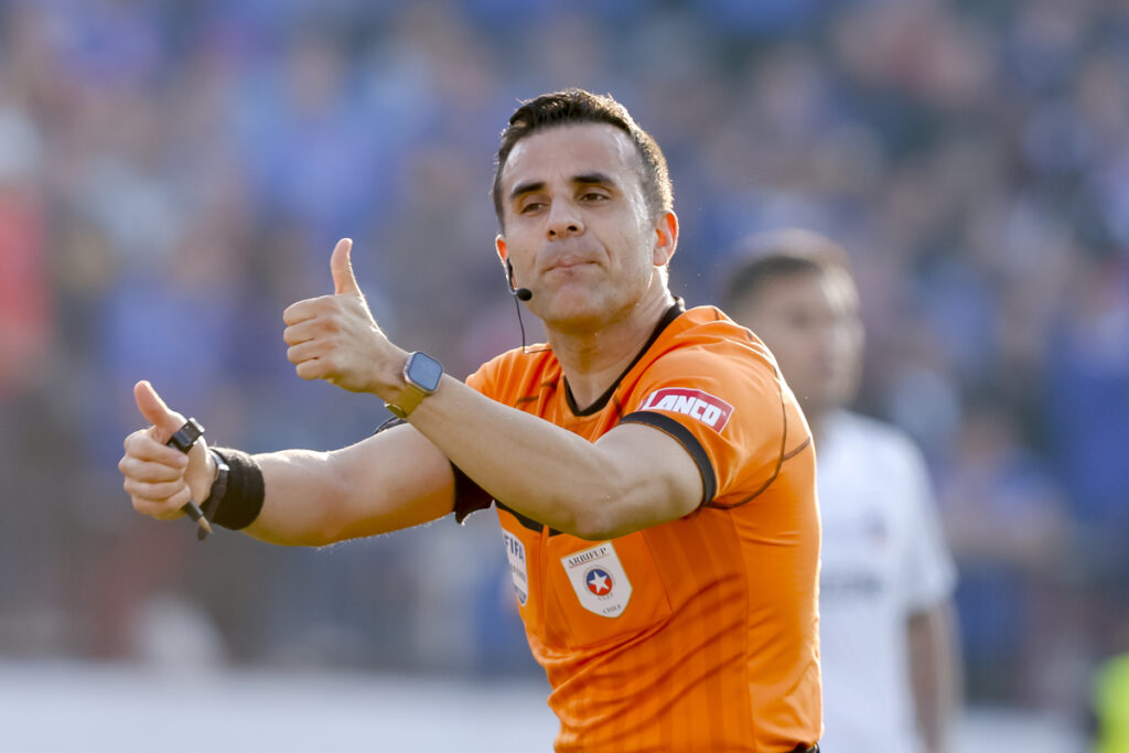 Primer plano de Piero Maza con el pulgar arriba durante el Superclásico entre Universidad de Chile y Colo-Colo.