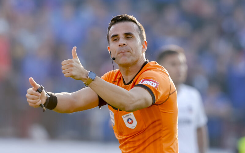 Primer plano de Piero Maza con el pulgar arriba durante el Superclásico entre Universidad de Chile y Colo-Colo.