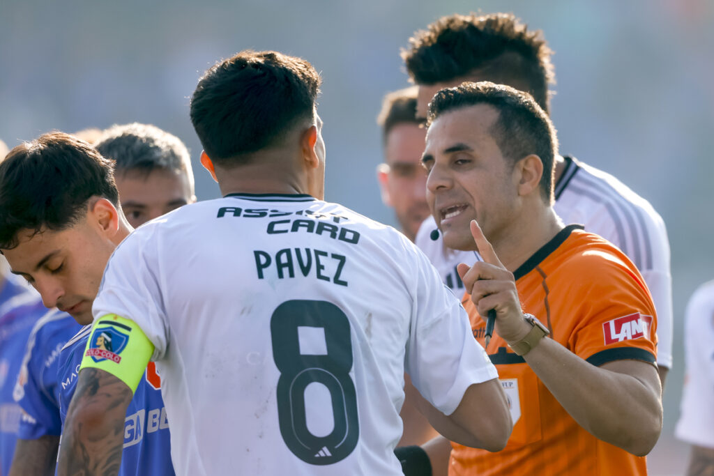 Piero Maza conversando con Esteban Pavez durante el Superclásico entre Colo-Colo y Universidad de Chile.