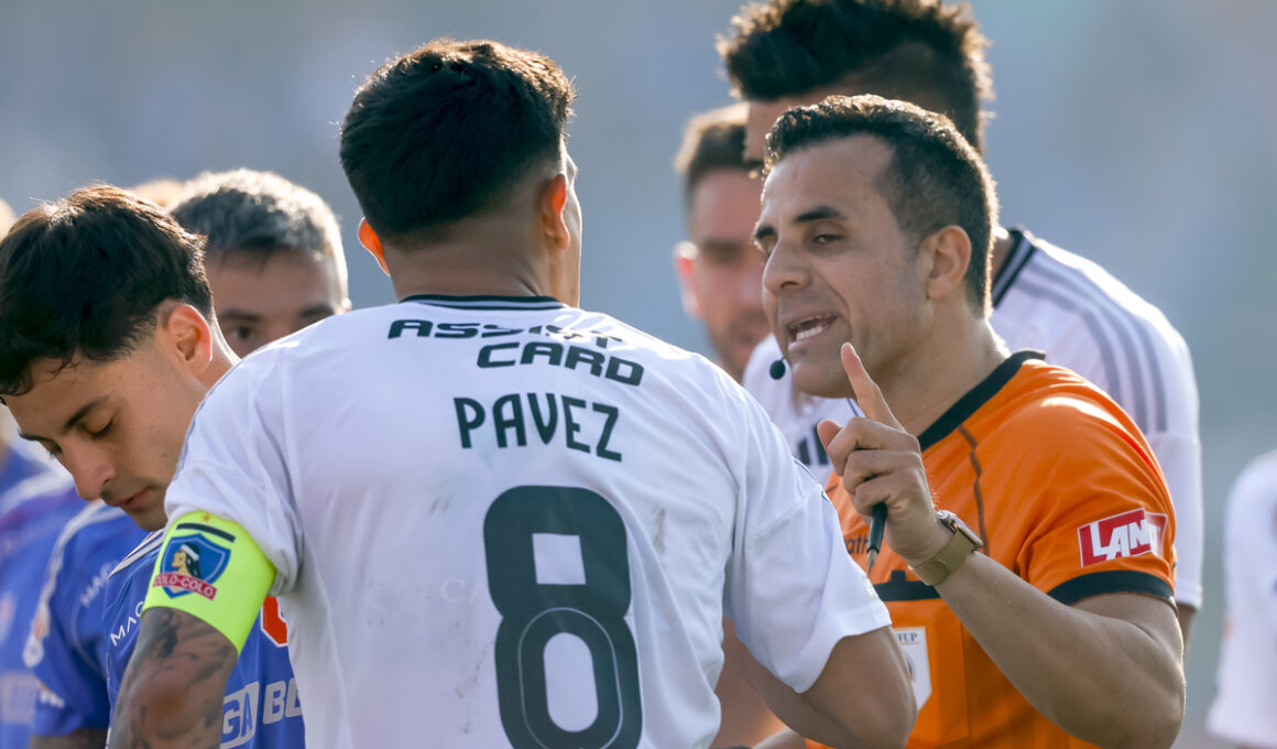 Piero Maza conversando con Esteban Pavez durante el Superclásico entre Colo-Colo y Universidad de Chile.