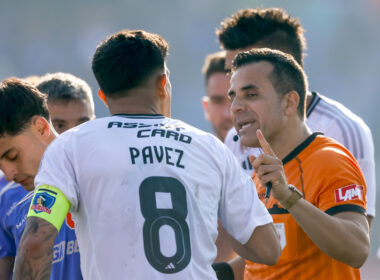 Piero Maza conversando con Esteban Pavez durante el Superclásico entre Colo-Colo y Universidad de Chile.