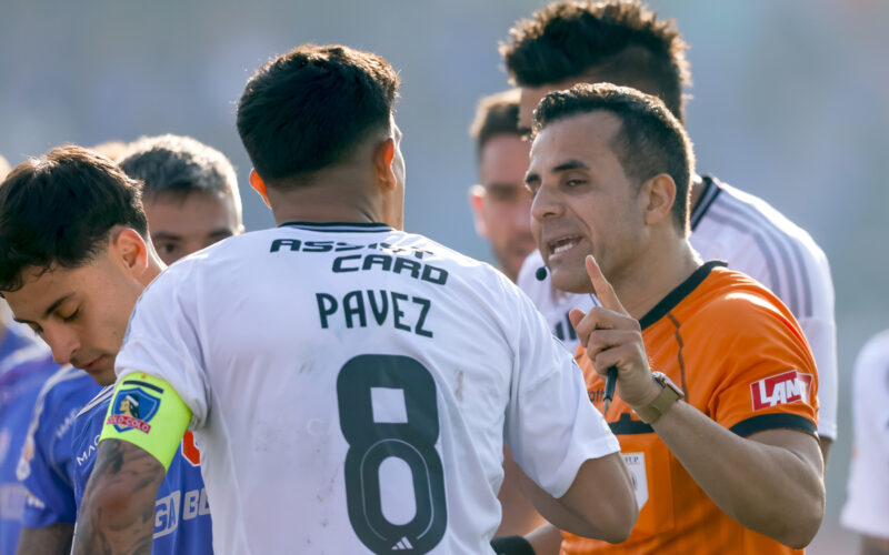 Piero Maza conversando con Esteban Pavez durante el Superclásico entre Colo-Colo y Universidad de Chile.