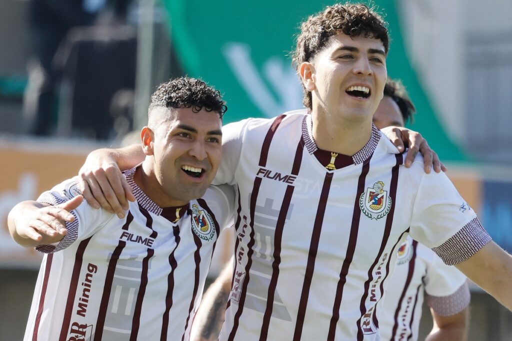 Jugadores de Deportes La Serena celebrando un gol ante Santiago Wanderers.