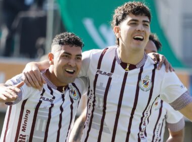 Jugadores de Deportes La Serena celebrando un gol ante Santiago Wanderers.