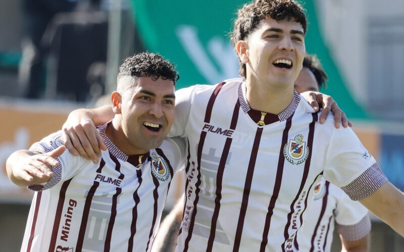 Jugadores de Deportes La Serena celebrando un gol ante Santiago Wanderers.