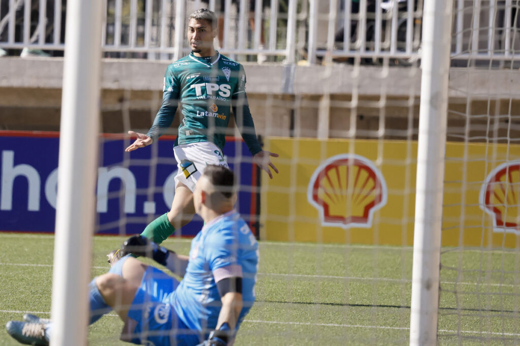 Ethan Espinoza celebrando su gol en el duelo de Santiago Wanderers ante Deportes La Serena por Copa Chile.