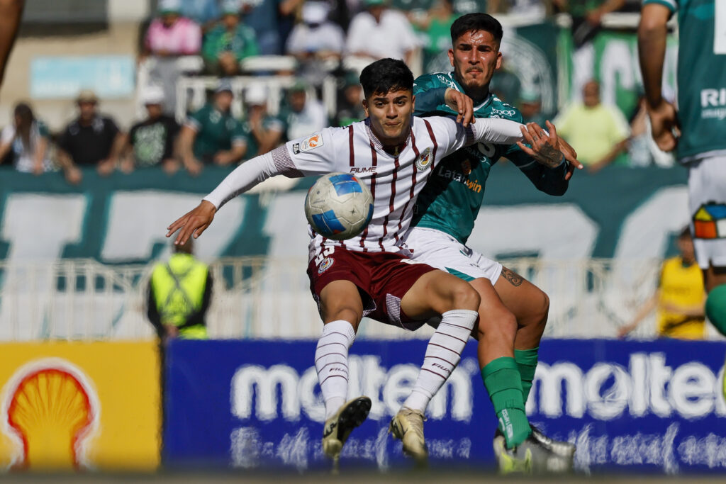Futbol, Santiago Wanderers vs Deportes La Serena.
Cuartos de final, Copa Chile 2025.
El jugador de Deportes La Serena Matias Pinto, izquierda, disputa el balon con Victor Espinoza de Santiago Wanderers durante el partido de vuelta de los cuartos de final de la Copa Chile realizado en el estadio Lucio Farina de Quillota, Chile.
16/07/2025
Andres Pina/Photosport

Football, Santiago Wanderers vs Deportes La Serena.
Round of 8, 2025 Copa Chile Championship.
Deportes La Serena player Matias Pinto, left, vies for the ball against Victor Espinoza of Santiago Wanderers during a round of 8, second leg match, at the Lucio Farina stadium in Quillota, Chile.
16/07/2025
Andres Pina/Photosport