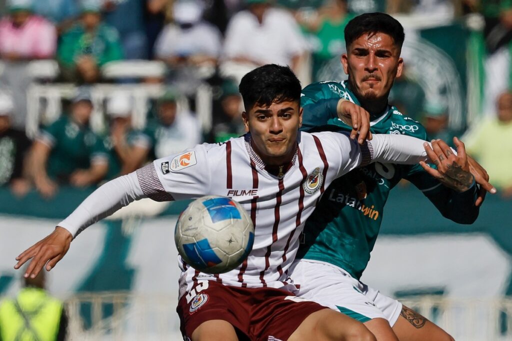 Jugadores de Deportes La Serena y Santiago Wanderers disputando un balón por Copa Chile.