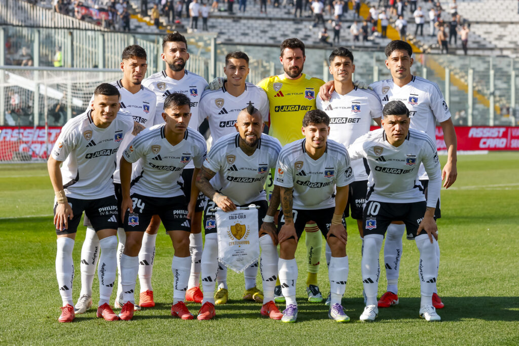 Jugadores de Colo-Colo posando para la foto oficial previo al duelo con Deportes La Serena.