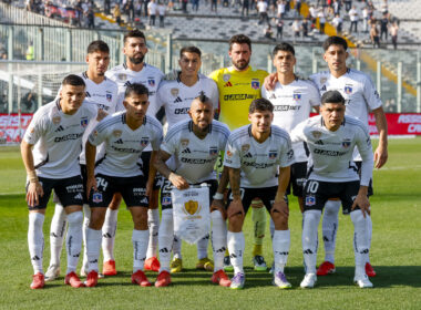 Jugadores de Colo-Colo posando para la foto oficial previo al duelo con Deportes La Serena.
