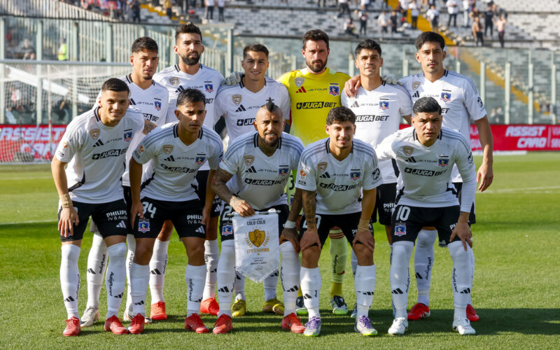 Jugadores de Colo-Colo posando para la foto oficial previo al duelo con Deportes La Serena.