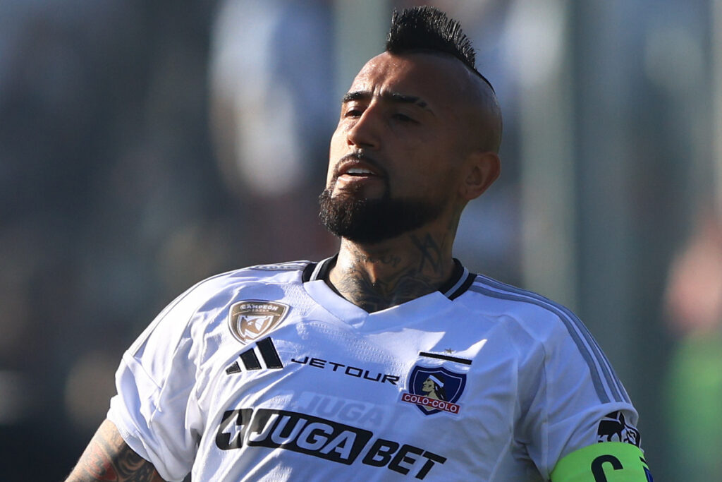 Primer plano de Arturo Vidal con la camiseta de Colo-Colo.