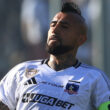 Primer plano de Arturo Vidal con la camiseta de Colo-Colo.