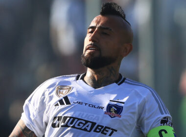 Primer plano de Arturo Vidal con la camiseta de Colo-Colo.