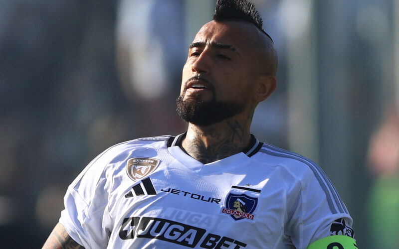 Primer plano de Arturo Vidal con la camiseta de Colo-Colo.