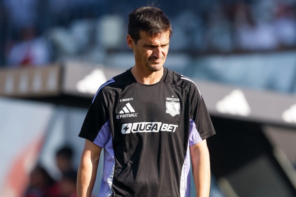 Pablo Ricchetti dirigiendo a Colo-Colo en el Estadio Monumental.